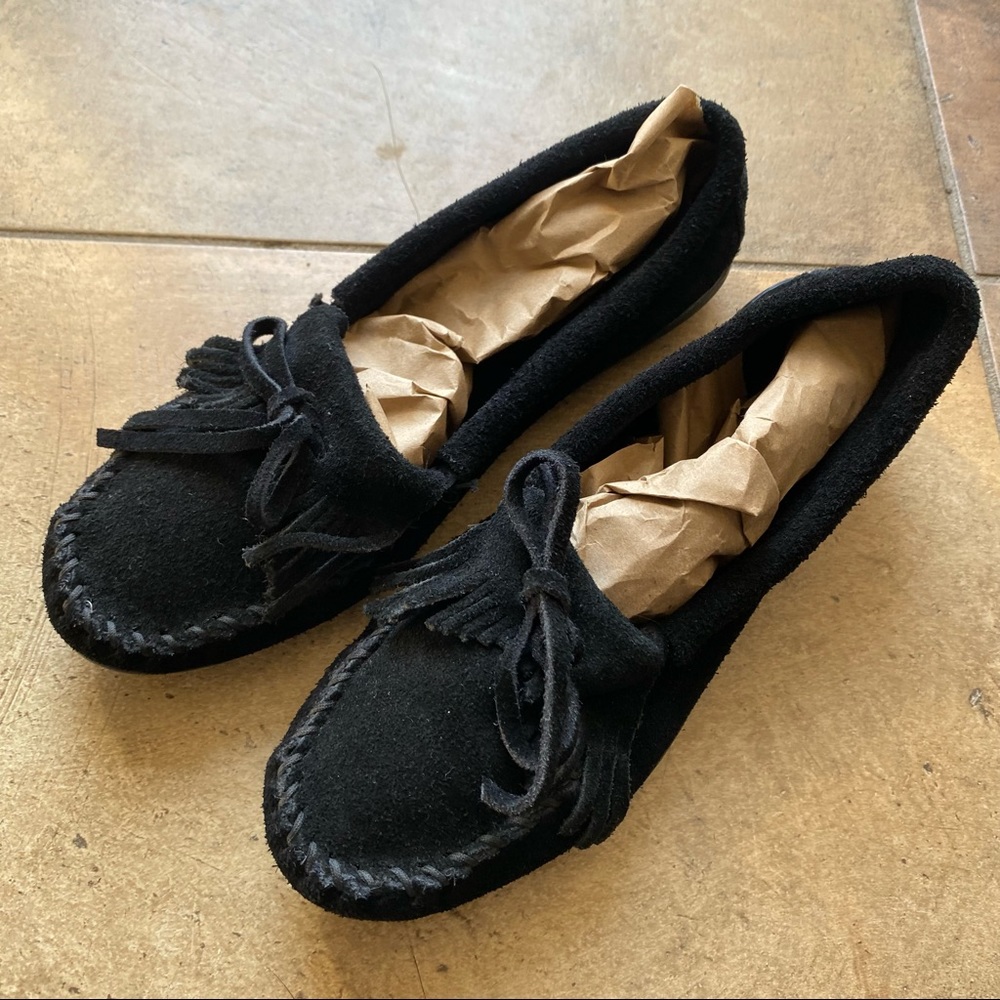 Minnetonka Black Kilty Moccasin Women’s 7